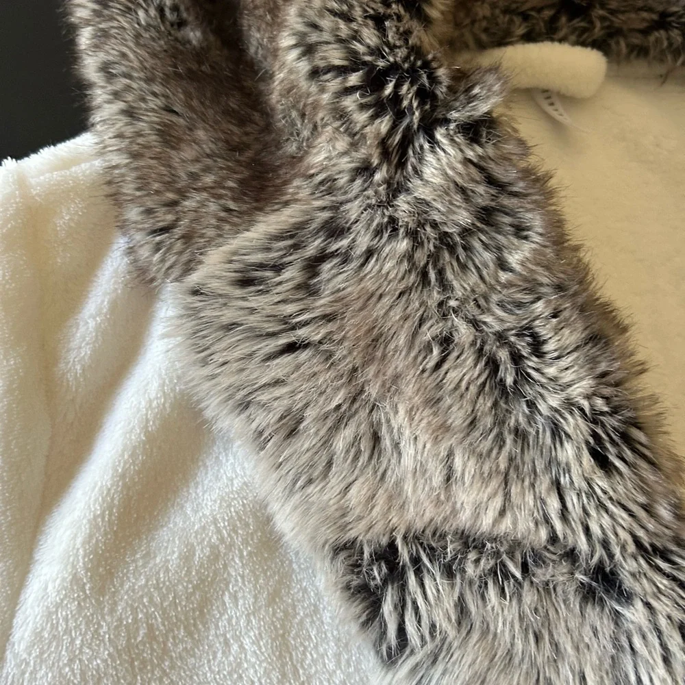 Pottery Barn Faux Fur Ombre soft hooded robe - Picture 3 of 10